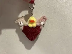 ふわふわ糸で編んだハートに乗った動物たちのあみぐるみキーホルダー