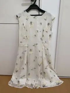 Noela ノースリーブ 花柄刺繍ワンピース