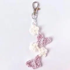 蝶と花のモチーフキーホルダー ピンク