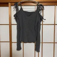グレー ボタン付き 肩出し長袖トップス