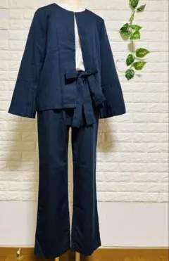 新品ネイビーノーカラースーツ ストレートパンツ➕インナー付き　袖かわいいフレア