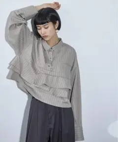 【未使用】THE YOn ピンストライプラッフルヘムクロップドシャツ