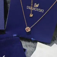 スワロフスキー Swarovski フラワーモチーフネックレス