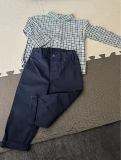 青と白のチェック柄シャツとネイビーパンツセット