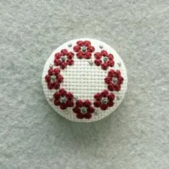 No.11 【訳あり特価】刺繍ブローチ 春 3つのイチゴ くるみボタン