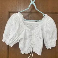 刺繍入り白クロップドブラウス