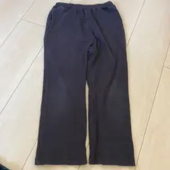 グレーのリブ素材ストレートパンツ