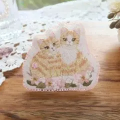 茶白猫の刺繍ブローチ　ハンドメイド　ネコアクセサリー　桜　ビーズ　刺繍　ねこ　花