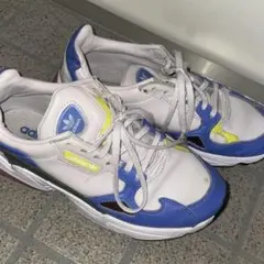 アディダス　限定色　スニーカー　adidas