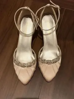 ビジュー付きベージュハイヒール