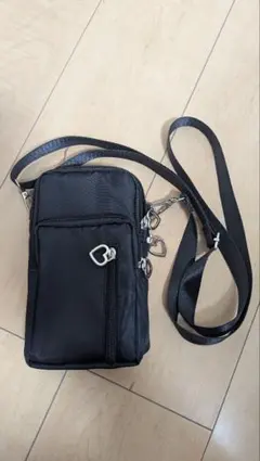 ハートチャーム付き スマホショルダーバッグ ブラックのサムネイル