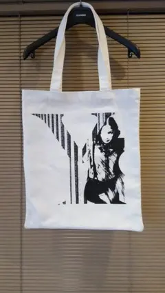 Yves Saint Laurent 『唯一無二の女性展』限定トートバッグ - メルカリ