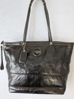 コーチ　エナメル素材　シグネチャー円形模様のトートバッグ