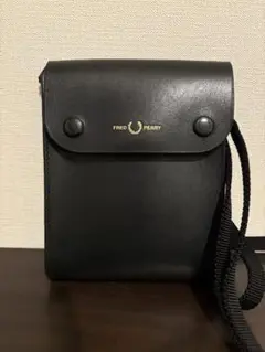 FRED PERRY L4331 レザー ミニショルダー 黒／ユニセックス
