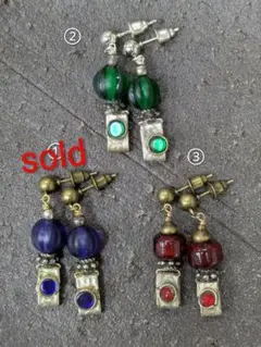アフガン遊牧民族の装飾品と 異国のビーズのピアス。●1つのお値段です。