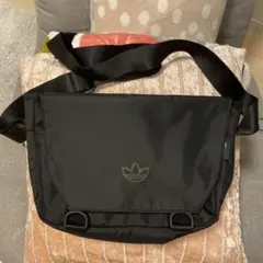 adidas ブラック ショルダーバッグ