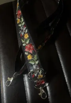 ハンドメイド　ショルダーストラップ　長さ調節可能　インド刺繍リボン　黒×紺