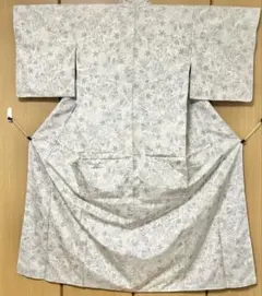 十日町紬 正絹 中古 白地 楓 袷 ハリがある 灰色 グレー 洒落 yzk762