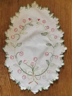 アンティーク フランス さくらんぼ刺繍 総スカラップリム リネンオーバルドイリー