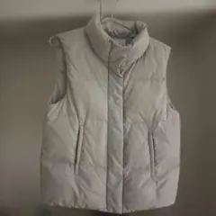 オフホワイト　ノーカラー ダウンベスト