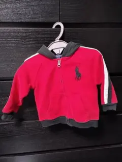 ポロフード付き赤トレーナー