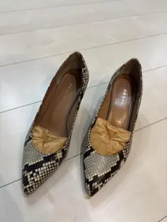美品REGAL パンプス　ゴールドパイソン柄