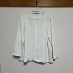 ホワイト 長袖ブラウス キーネック パール調ボタンのサムネイル