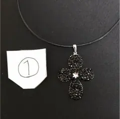 スワロフスキーのクロスのネックレス   各3本