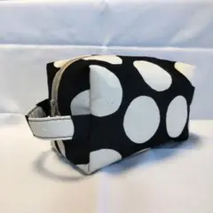 ハンドメイド　大きめボックスポーチ　持ち手つき　ブラック×ドット