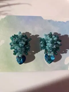 ハンドメイド✴︎ハートのスワロフスキーとビーズイヤリング✴︎ブルー　グリーン
