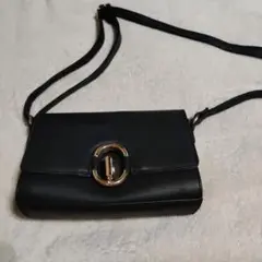 ブラックショルダーバッグ ゴールド金具付き