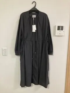 【新品】<グリーンレーベル＞ギャザードロストノーカラーコート撥水 ダークグレー