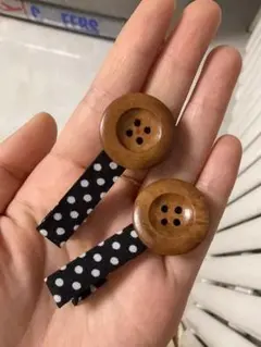 木製ボタンモチーフ ヘアクリップ 2個セット