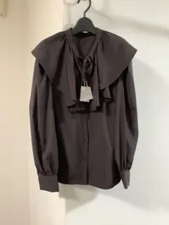 イング 新品未使用タグ付き　フリル付きダークブラウン長袖ブラウス