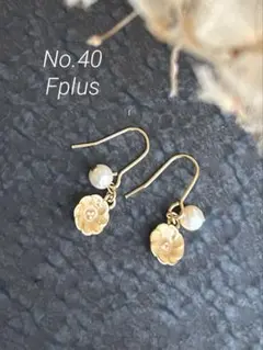 No.40 くすみイエローお花エポチャームと淡水パールのピアス
