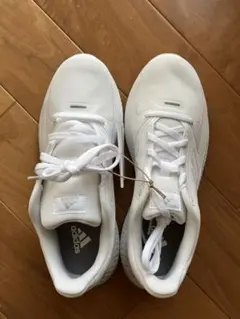 adidas ホワイト スニーカー 新品　23.5㌢