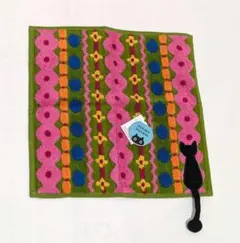 「Atsuko Matano ③」カラフルな花と黒猫モチーフのタオルハンカチ