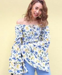 新品　チル（CHILLE）花柄袖段フリルトップス　ブラウス　オフショルのサムネイル