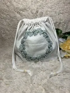ハンドメイド　花刺繍入ホワイト弁当袋　巾着袋　　給食袋
