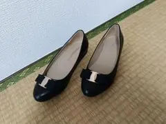 リボン付きブラックフラットパンプス