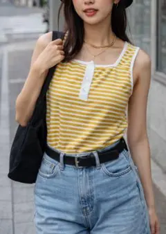 イエローとホワイトのストライプタンクトップ