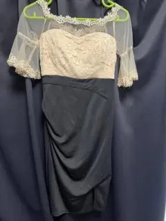 黒とベージュのレースドレス