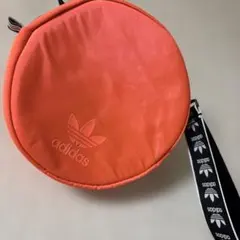 adidas オレンジ ボディバッグ