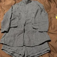 チェック柄ジャケットとショートパンツセットアップ