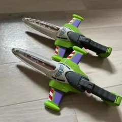 トイストーリー　バズ・ライトイヤー２個セット　剣、銃