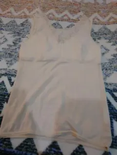 ベージュ Vネック タンクトップ レース付き