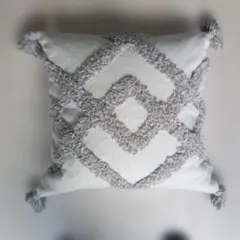 幾何学模様のタッセル付きクッション