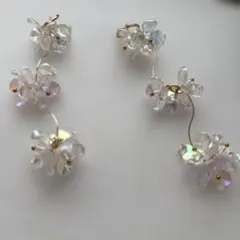 花モチーフ クリスタル風イヤリング