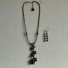 黒い花モチーフのネックレスとピアスセット