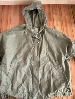 オリーブ色フード付き